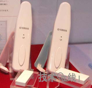 雅马哈参考展出的“Miuro传感器”。前面的模块是实现了小型化的试制品。“已经基本可以正常工作”