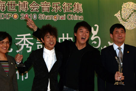 著名歌星周华健和伍思凯领受“中国2010年上海世博会2008年度优秀歌曲奖”。