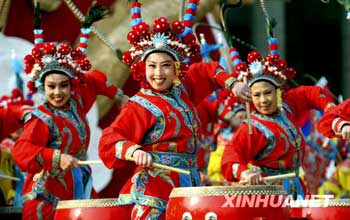 北京朝阳区女子鼓乐团表演的《京风锣鼓》